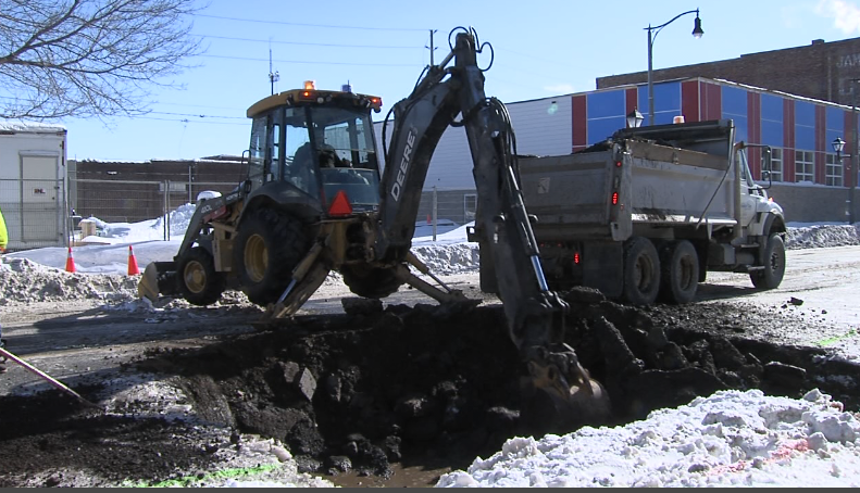 The city says efforts to stop an underground leak will continue into Monday evening (Carmen Wong/TBTV)