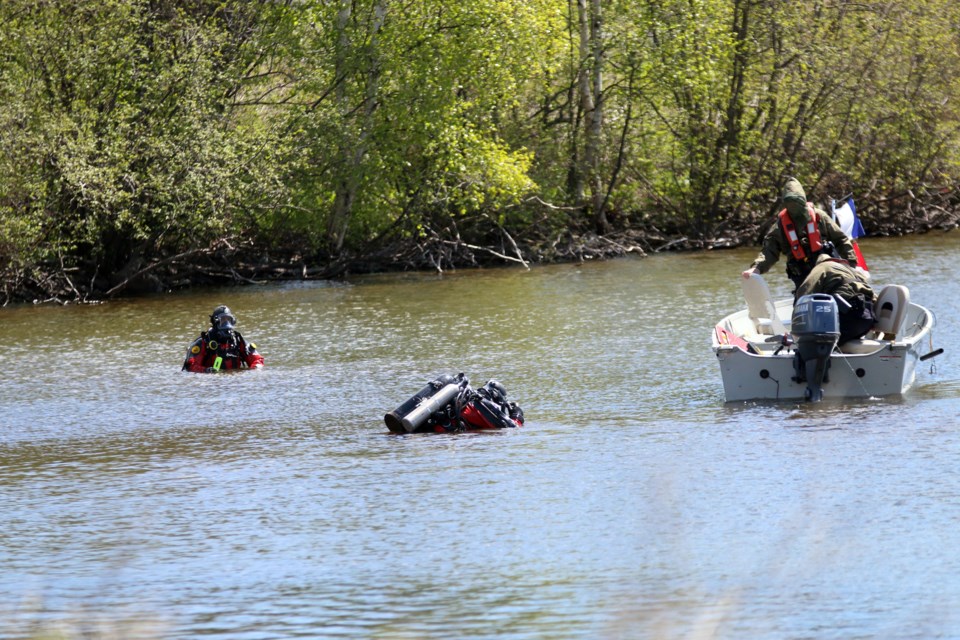 Divers with the Ontario Provincial Police continue to search in Lake Superior near Carp River Road on Fort William First Nation in the area where the body of Adam Spade was found. (Photos by Doug Diaczuk - Tbnewswatch.com). 