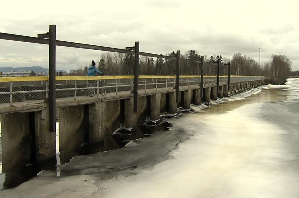 Boulevard dam with ice