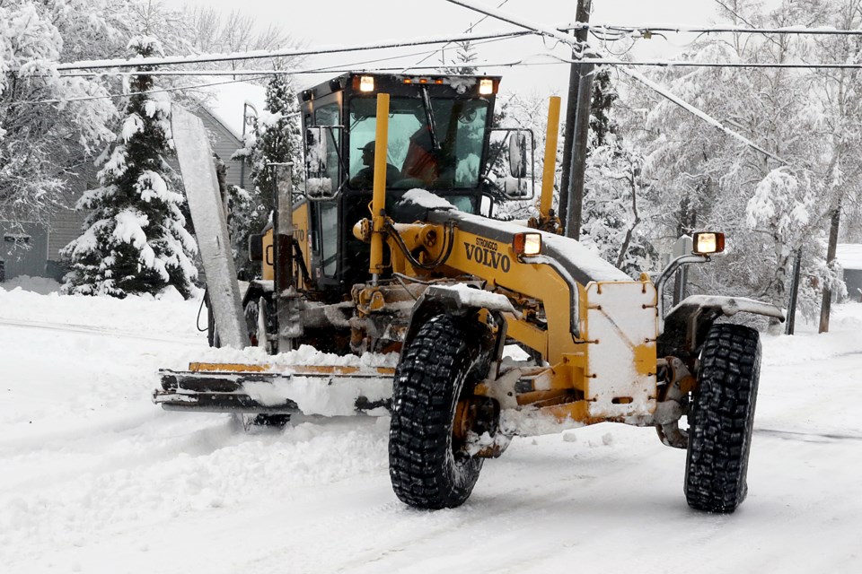 Snowplows were out in full force on Thursday, Nov. 21, 2019 on Thunder Bay Streets. (Leith Dunick, tbnewswatch.com)