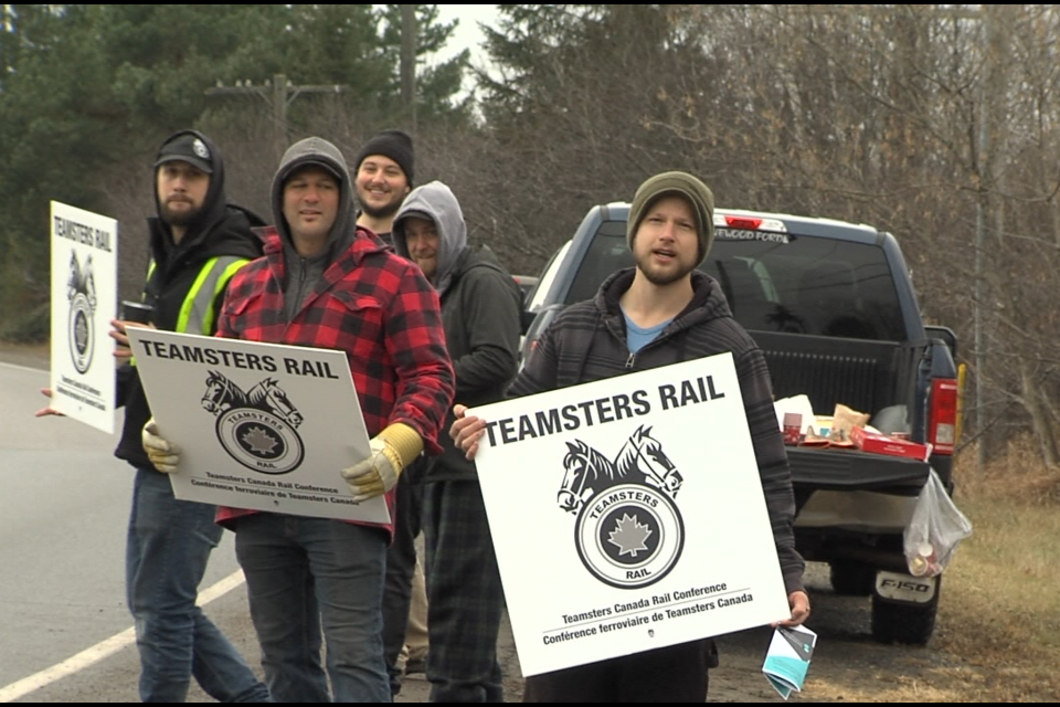 Half a dozen members of the Teamsters union picked on Tues. Nov. 19 at CN's Neebing yard in Thunder Bay (Jon Wilson/TBTV photo)