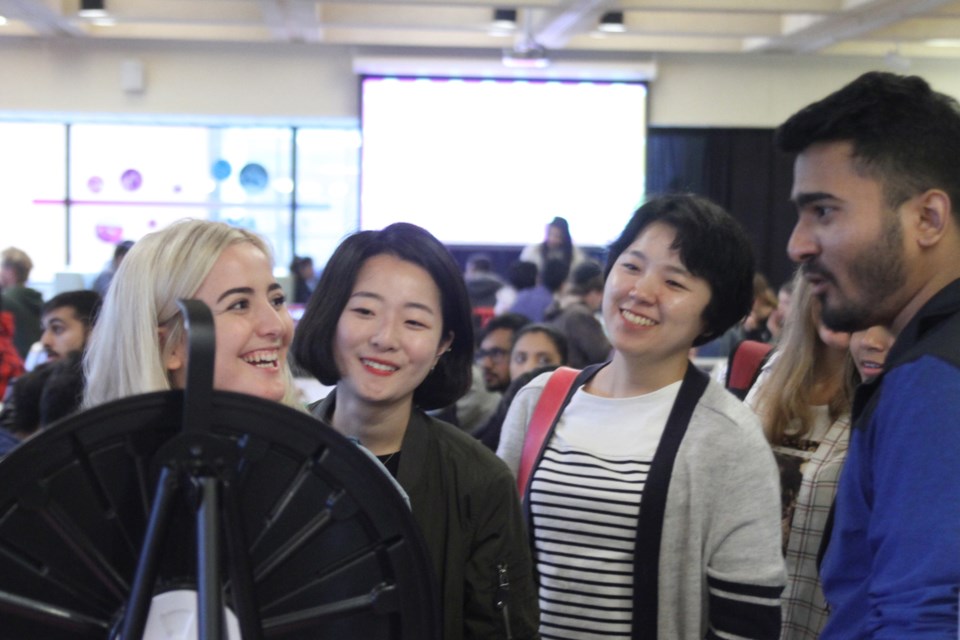 A group of students play Plinko at Confederation College. (Michael Charlebois, tbnewswatch)