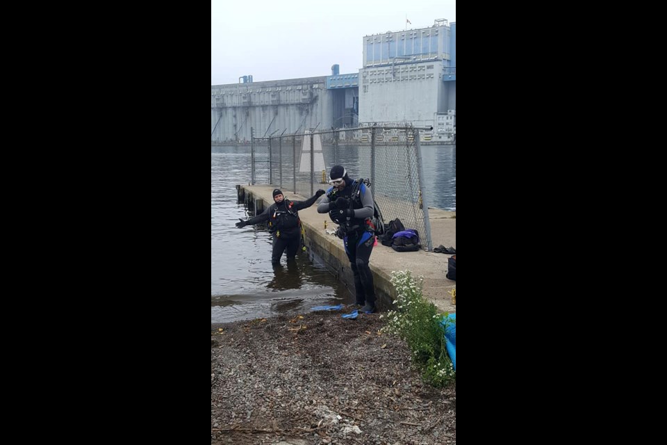 Divers were assisted by volunteers on land in the cleanup conducted Saturday at Fisherman's Park (Facebook/Eco Divers Thunder Bay)