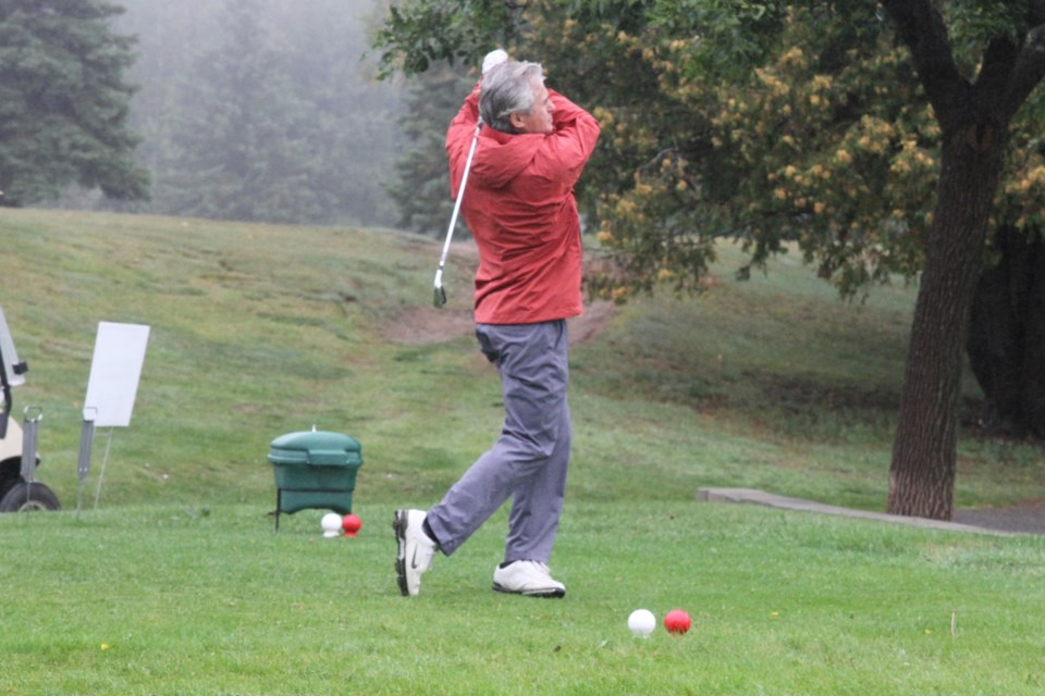 Mayor Bill Mauro shows off his sweet stroke at Strathcona Golf Course. (Michael Charlebois, tbnewswatch)