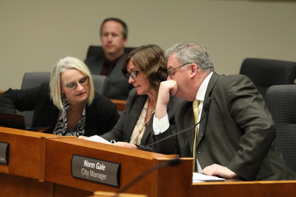 City Manager Norm Gale huddles with members of city administration during council's 2020 budget meeting Tuesday evening. (Photos by Ian Kaufman, Tbnewswatch)