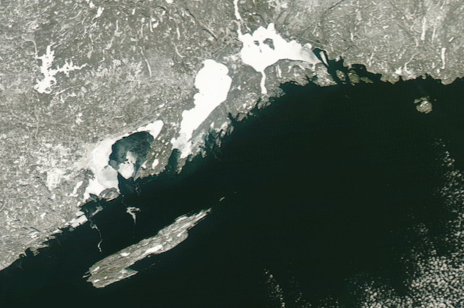 Sheltered bays on the shoreline between Thunder Bay and the north shore have the most extensive ice (Google Maps/NOAA/G.Lakes Env.Research Lab)