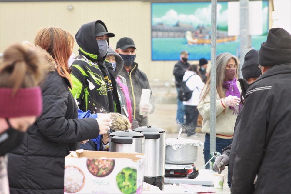 Volunteers with the Hope for Change project hand out food and drinks near city hall Saturday. (Photos by Ian Kaufman, tbnewswatch.com)
