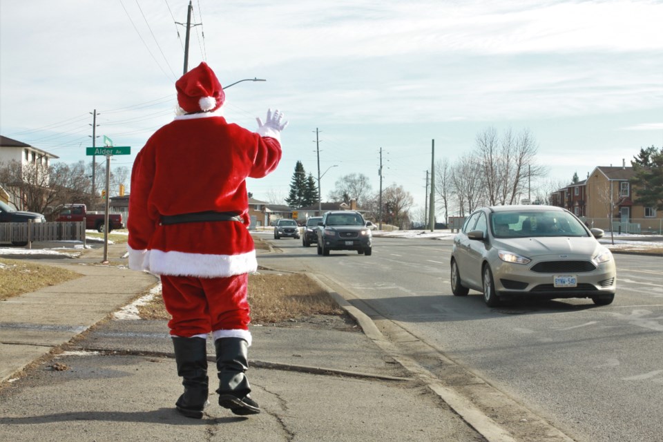 Santa Claus made an impromptu appearance in the John Street area Saturday. (Ian Kaufman, tbnewswatch.com)