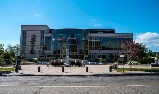 Thunder Bay city hall summer