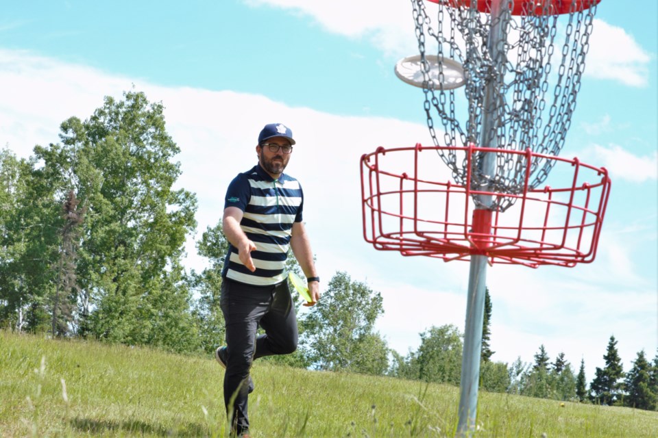 Chris Ozolins of the Ontario Disc Sports Association visited Thunder Bay over the weekend in preparation for the Northern Ontario Disc Golf Tournament. (Photos by Ian Kaufman, TBNewswatch)