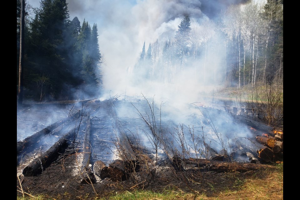 Oliver Paipoonge Forest Fire Still Out Of Control Tbnewswatch Com