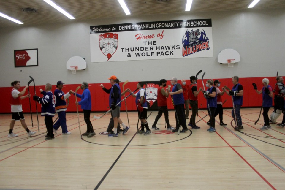 The Thunder Bay City Council, leadership from FWFN and leadership from the Thunder Bay Police Service shake hands with Students from Dennis Franklin Cromarty High school