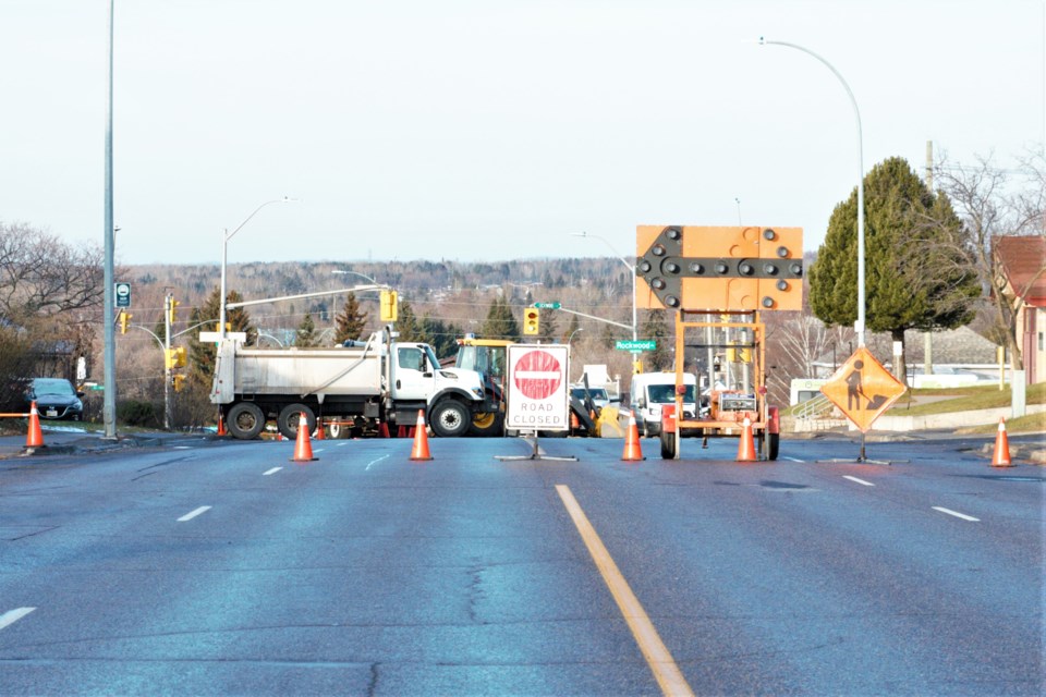City crews work to repair a water main leak on Red River Road on Tuesday. (Ian Kaufman, TBNewswatch)