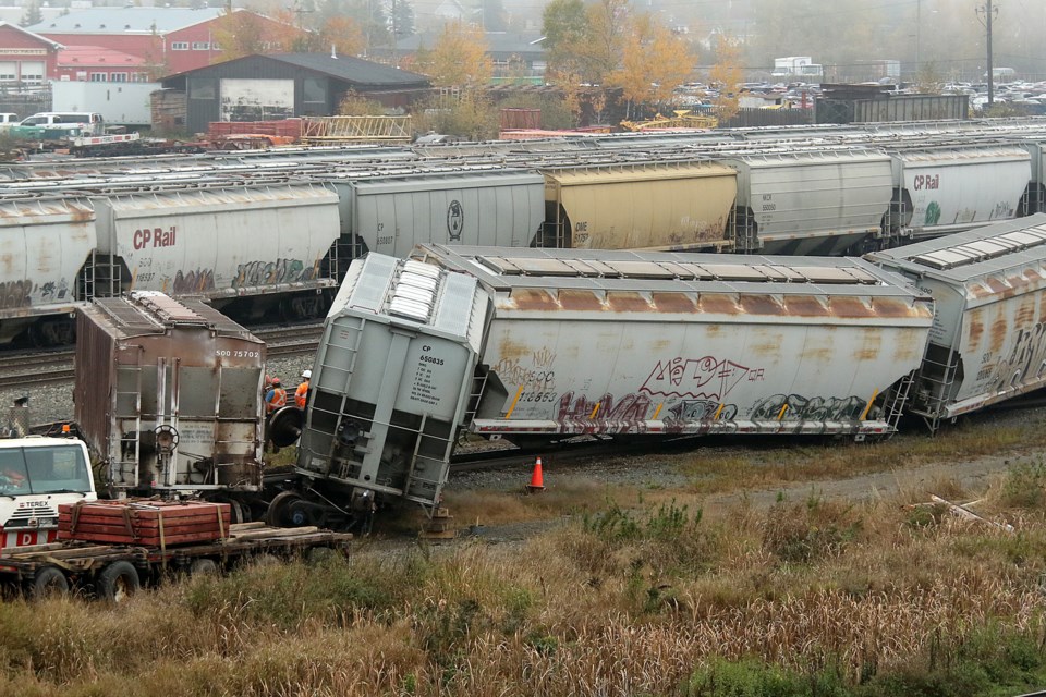 A Canadian National Railway crew investigates a train derailment in Thunder Bay on Saturday, Oct. 9, 2021. (Leith Dunick, tbnewswatch.com)