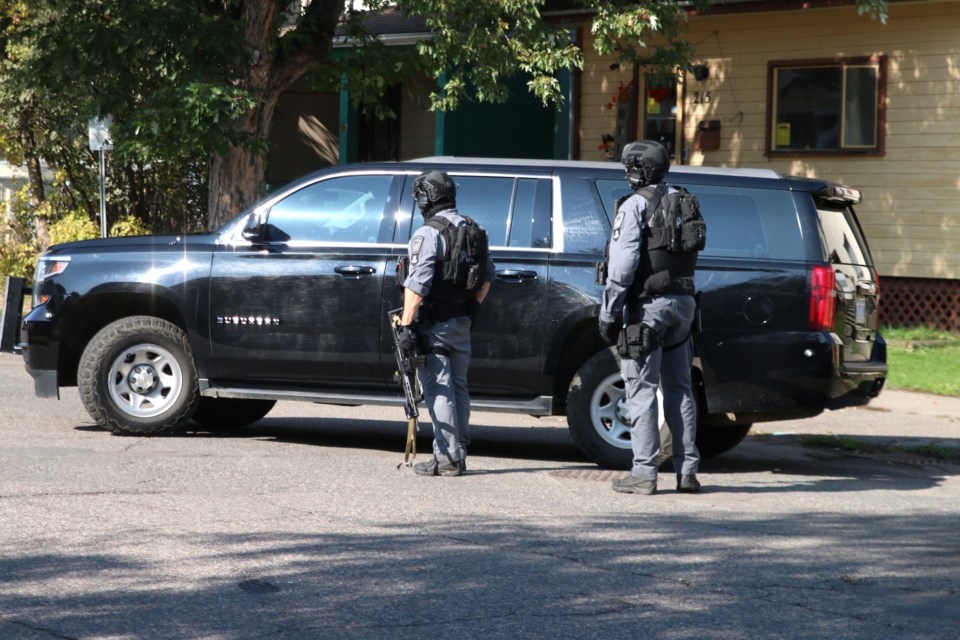 The Thunder Bay Police Service remains on scene at a Cumming Street apartment complex. (Photos by Doug Diaczuk - Tbnewswatch.com). 