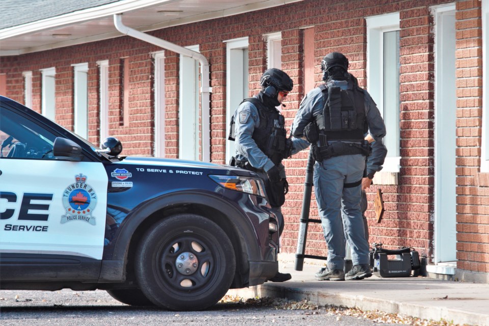 Thunder Bay police respond to an incident at the Kingsway Inn on Oct. 26, 2021. (Ian Kaufman, TBNewswatch)
