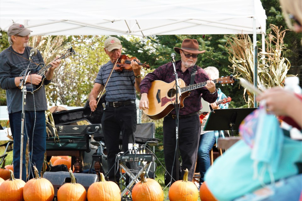The Mink Mountain Revue entertains Pumpkinfest attendees Sunday. (Photos by Ian Kaufman, TBNewswatch)