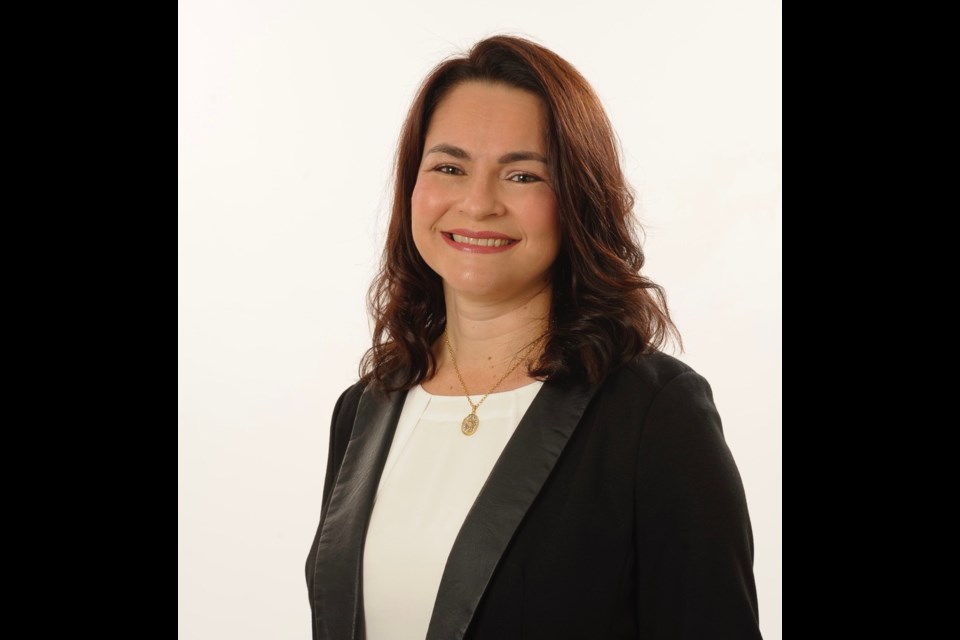 Dr. Idevania Costa                   