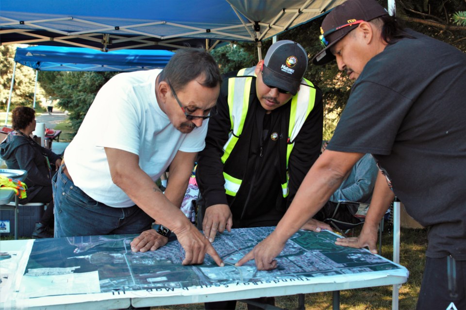 Volunteers examine a map of the area around where missing Kacey Yellowhead was last seen. (Ian Kaufman, TBnewswatch)