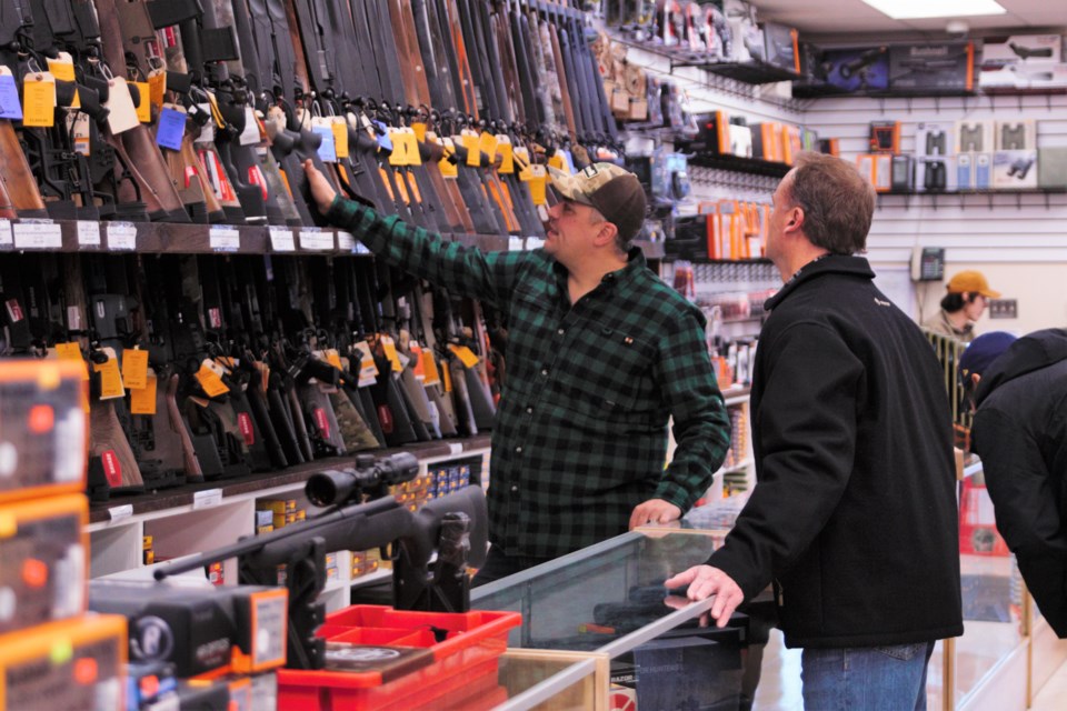 A customer inspects long guns at D&R Sporting Goods in Thunder Bay. (Ian Kaufman, TBnewswatch)
