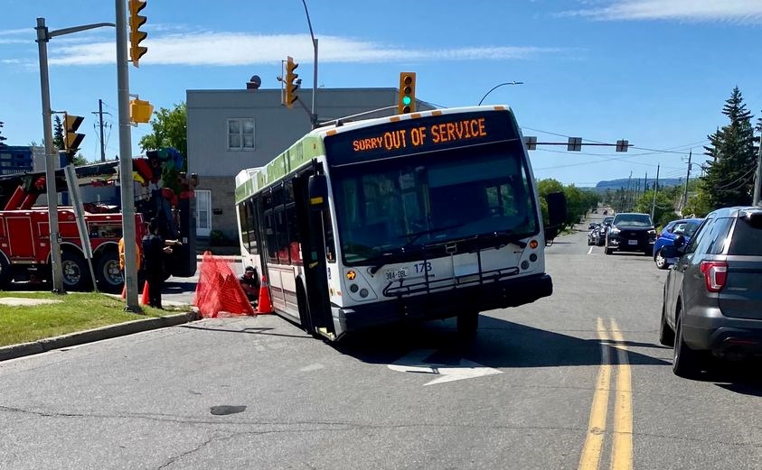 A Thunder Bay Transit bus was immobilized when its rear wheels ended up in a hole in the pavement at Oliver Rd. and High St. on July 2, 2022 (Facebook/Onur Altinbilek)