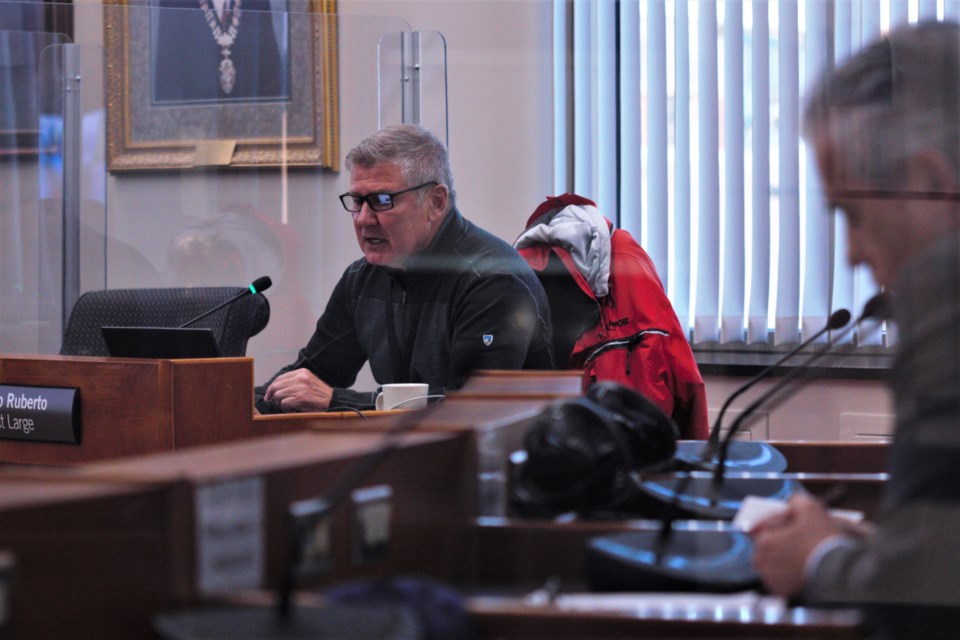 Coun. Aldo Ruberto disputes an integrity commissioner report that concluded he violated the city's code of conduct Monday, as Mayor Bill Mauro looks on. (Ian Kaufman, TBNewswatch)