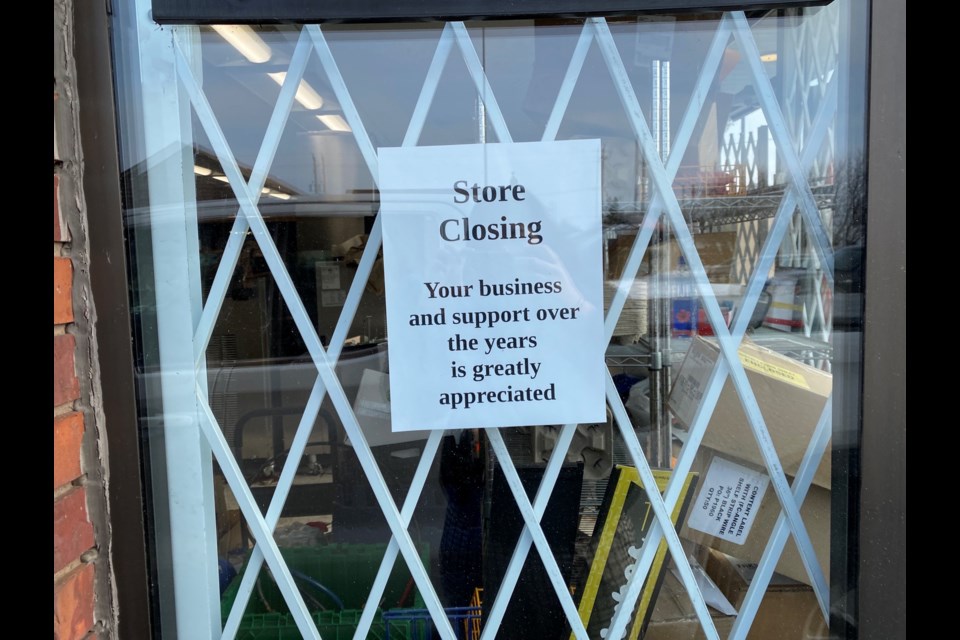A sign advises customers that the Circle K store at Simpson St. and Pacific Avenue is closed (Jessah Clement/TBT News)
