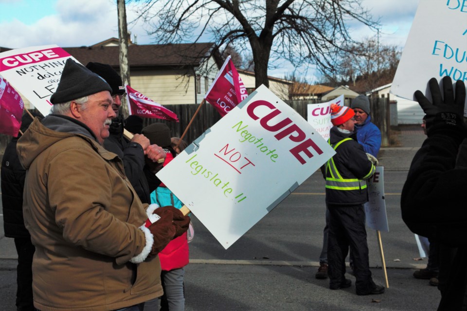 cupe-picket-line-4