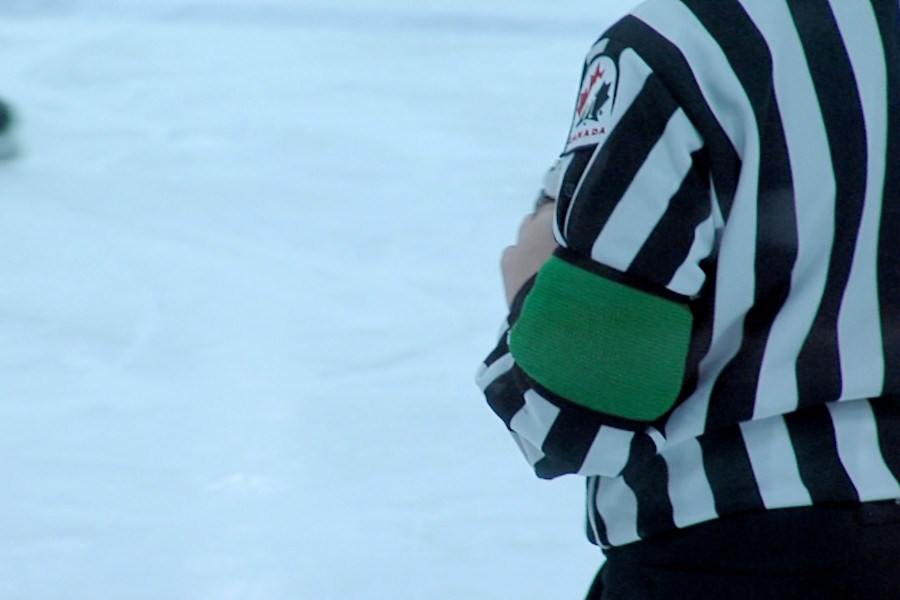 All on-ice officials under the age of 18 wear a single green band on their left arms to identify them as minors.
