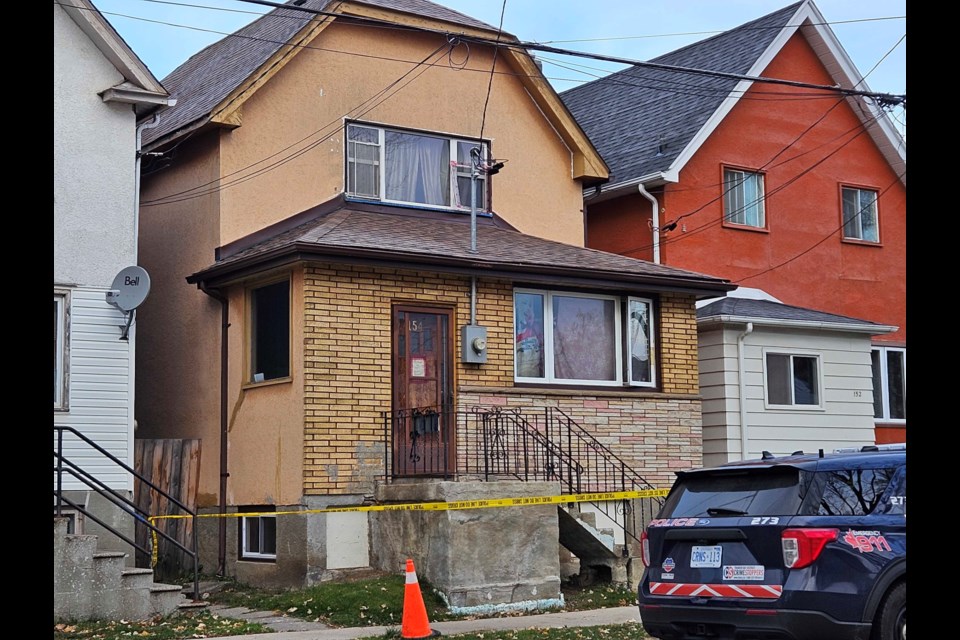 Thunder Bay Police remained on the scne of a shooting in the 100 block of Machar Avenue on Nov. 1, 2023 (Katie Nicholls/TBnewswatch)