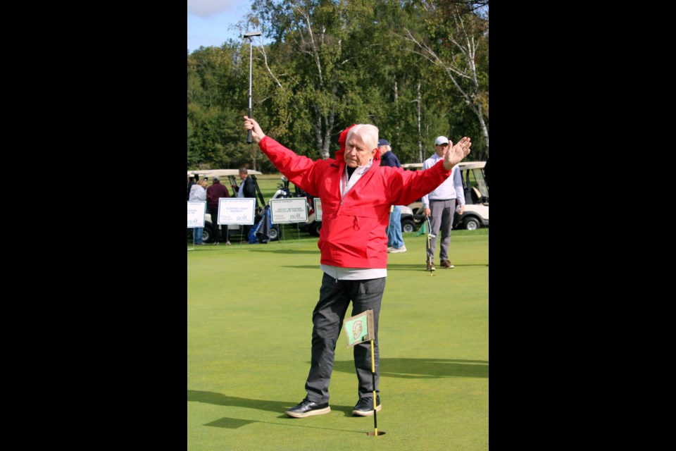 Mayor Ken Boshcoff jokes around after making a putt before teeing off at the Mayor's Mulligan. 