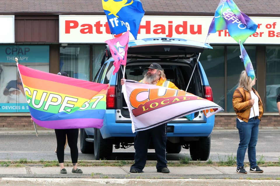 Union protestors demonstrate outside of the Thunder Bay constituency office of Jobs Minister Patty Hajdu on Monday, Aug. 18, 2025. (Leith Dunick, tbnewswatch.com)