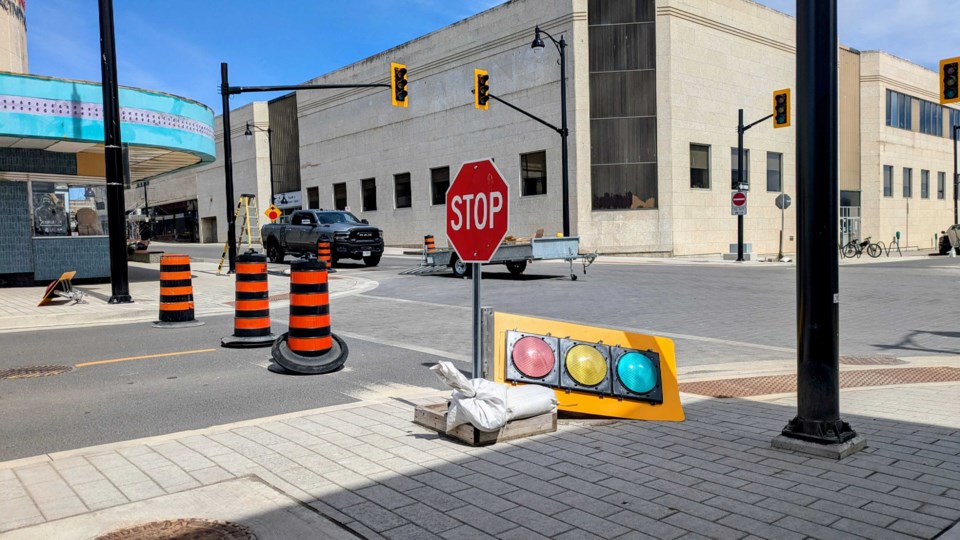 traffic-signal-court-and-park-may-21-2025