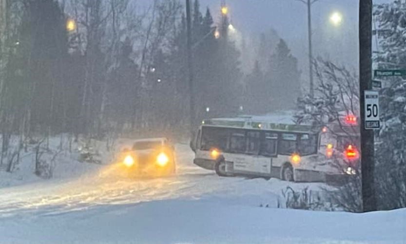 This Thunder Bay Transit bus got stuck on Hudson Avenue near Huron Avenue on Dec. 27, 2021 (Facebook/Brenda Hansen)