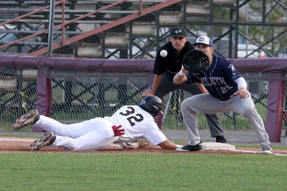 Thunder Bay's Brandon Bossard dives back under the tag of Duluth 1B Trevin Esquerra on Tuesday, July 17, 2018 at Port Arthur Stadium. (Leith Dunick, tbnewswatch.com)