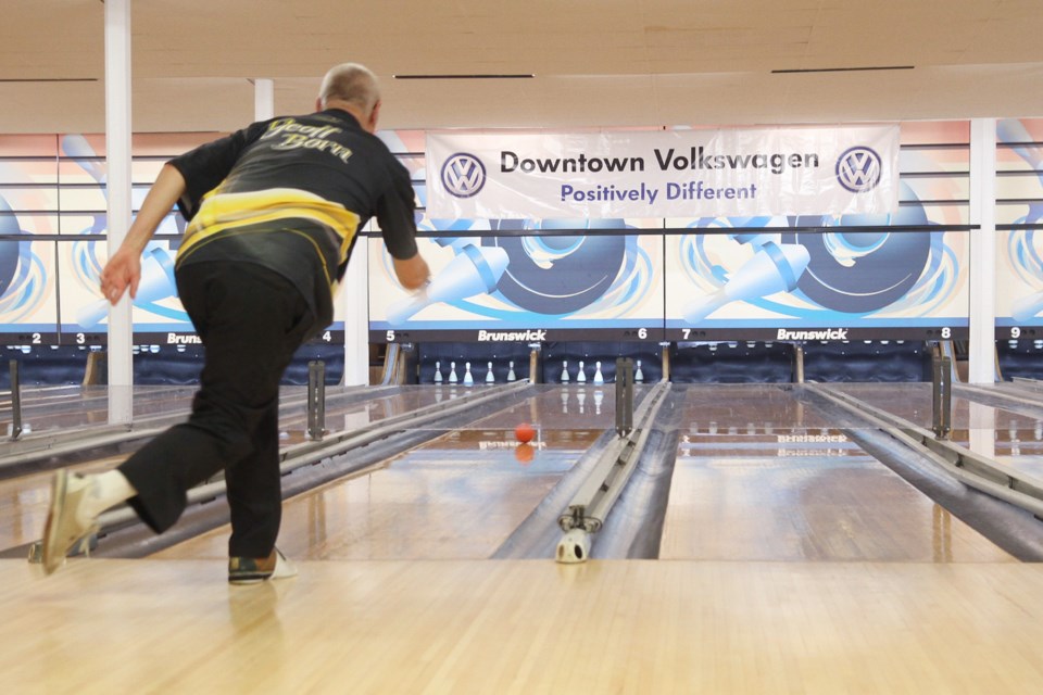 Men's singles champ Geoff Born. (Michael Charlebois / tbnewswatch)