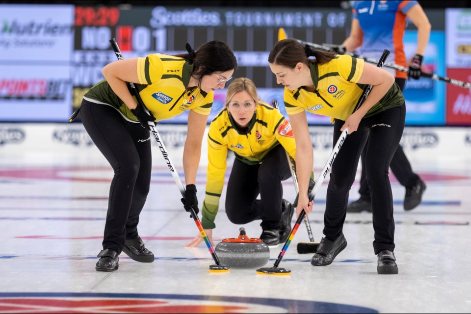 Team Northern Ontario skip Krista McCarville in Draw 1 at the Scotties tournament of Hearts 2022 at Fort William Gardens. (Curling Canada/Andrew Klaver)