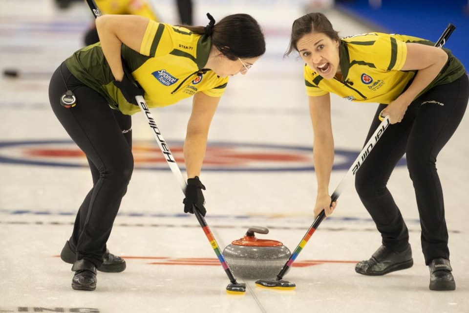 Ashley Sippala (left) and Sarah Potts sweep on Saturday, Feb. 5, 2022 at the Scotties Tournament of Hearts at Fort William Gardens. (Curling Canada/Andrew Klaver)