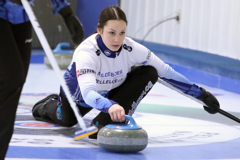 Kendra Lilly throws third stones for Thunder Bay skip Krista McCarville on Thursday, Jan. 19, 2017 at the Nipigon Curling Club in Draw 2 of the Northern Ontario Scotties Tournament of Hearts (Leith Dunick, tbnewswatch.com). 