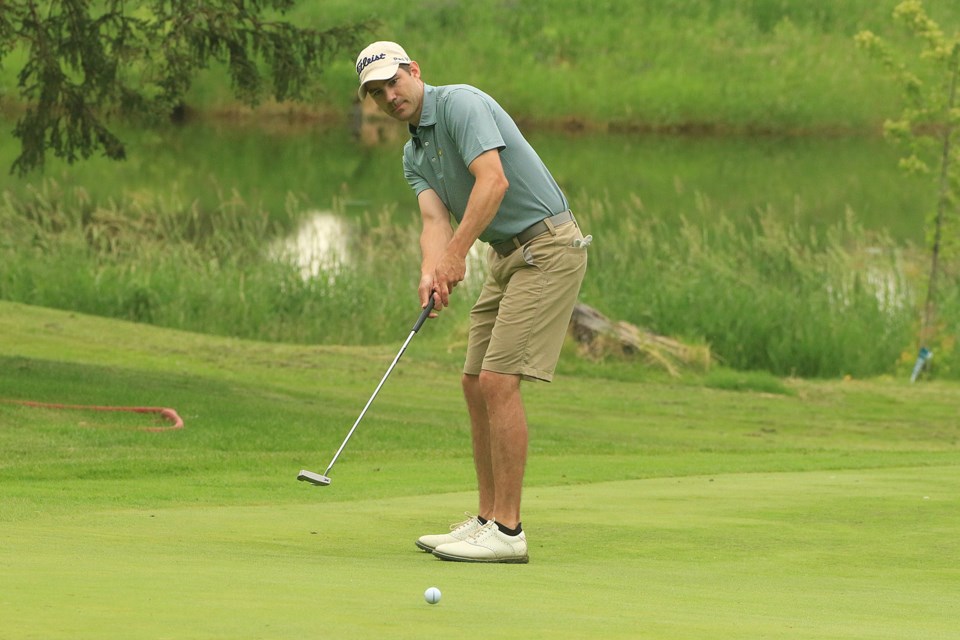 Jeff Hunter rolls a putt on the par-5 12th hole at Fort William Country Club on Sunday, June 29, 2025. (Leith Dunick, tbnewswatch.com)