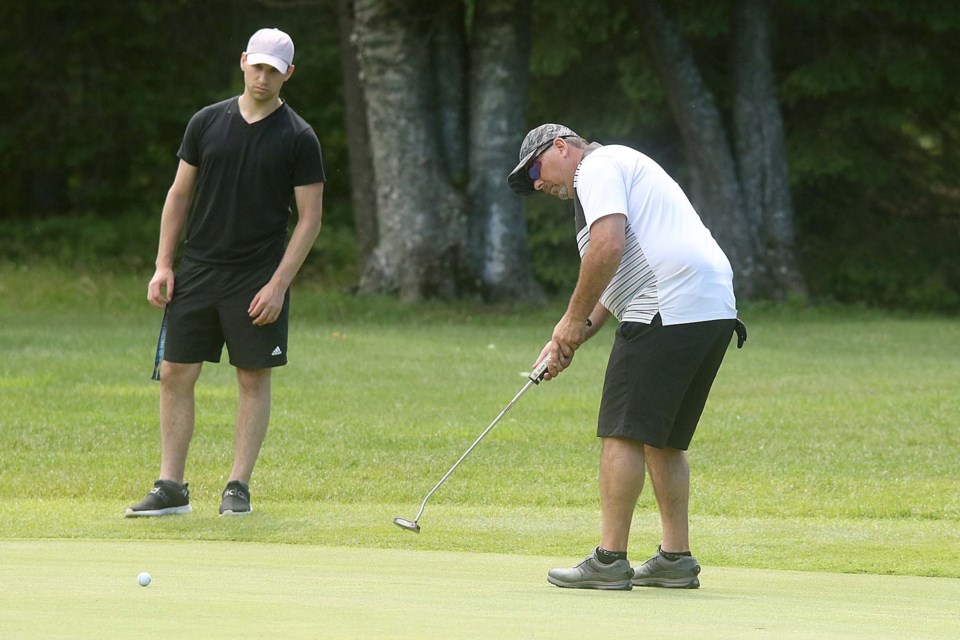 Scott Glomba putts on Sunday, June 13, 2021 at the Mallon's Play It Again Sports Better Ball tournament. (Leith Dunick, tbnewswatch.com)