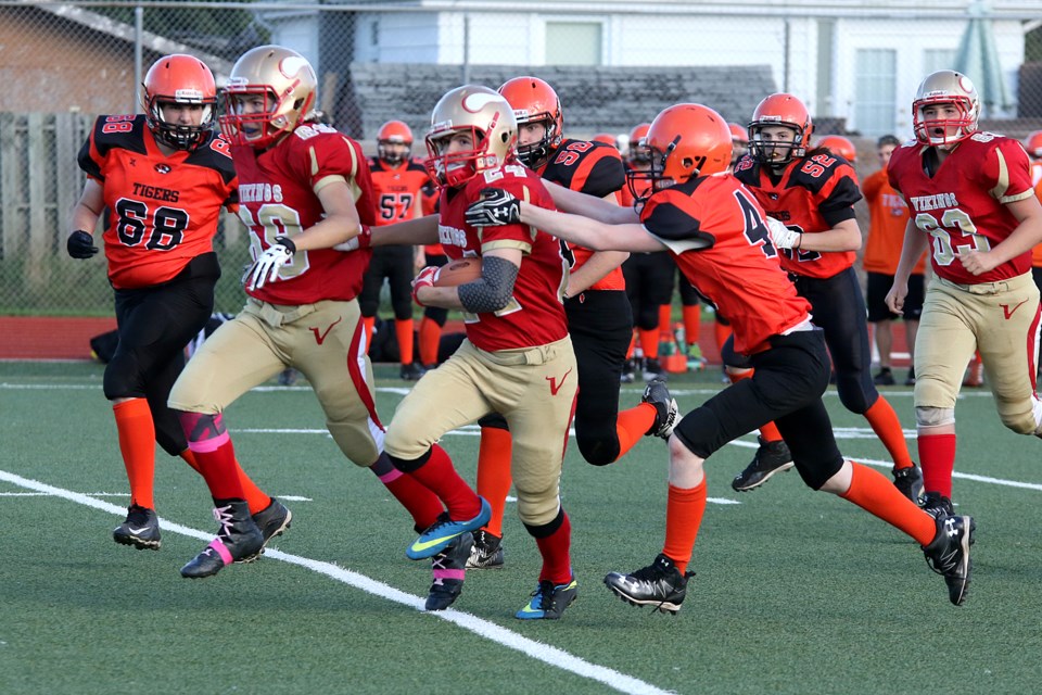 Hammarskjold's Justin Nadon rushes the ball against the Westgate Tigers on Thursday, Oct. 5, 2017 at Fort William Stadium (Leith Dunick, tbnewswatch.com). 