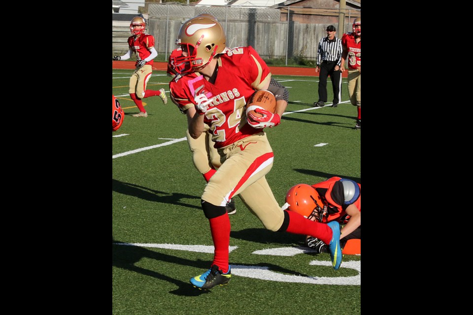 Justin Nadon rushes 36 yards for a touchdown, one of three on the day, for the Hammarskjold Vikings on Thursday, Oct. 5, 2017 at Fort William Stadium (Leith Dunick, tbnewswatch.com). 