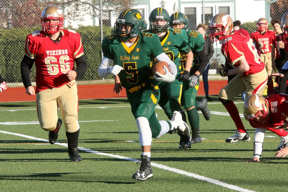 Ma Ner Plaw Winning (5) races down the Fort William Stadium field 62 yards for a touchdown against the Hammarskjold Vikings on Thursday, Oct. 18, 2018. (Leith Dunick, tbnewswatch.com)