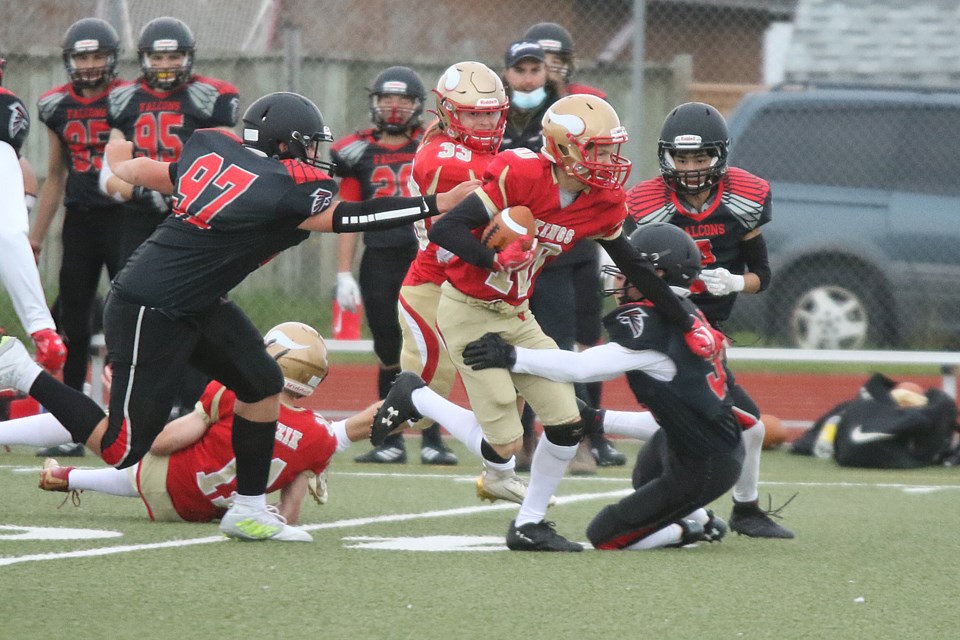 Hammarskjold's Adam Kukko runs with the ball against the St. Ignatius Falcons on Friday, Sept. 24, 2021 at Fort William Stadium. (Leith Dunick, tbnewswatch.com)