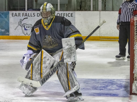 Action photo of Red Lake Miners goaltender Ethan Neitsch
