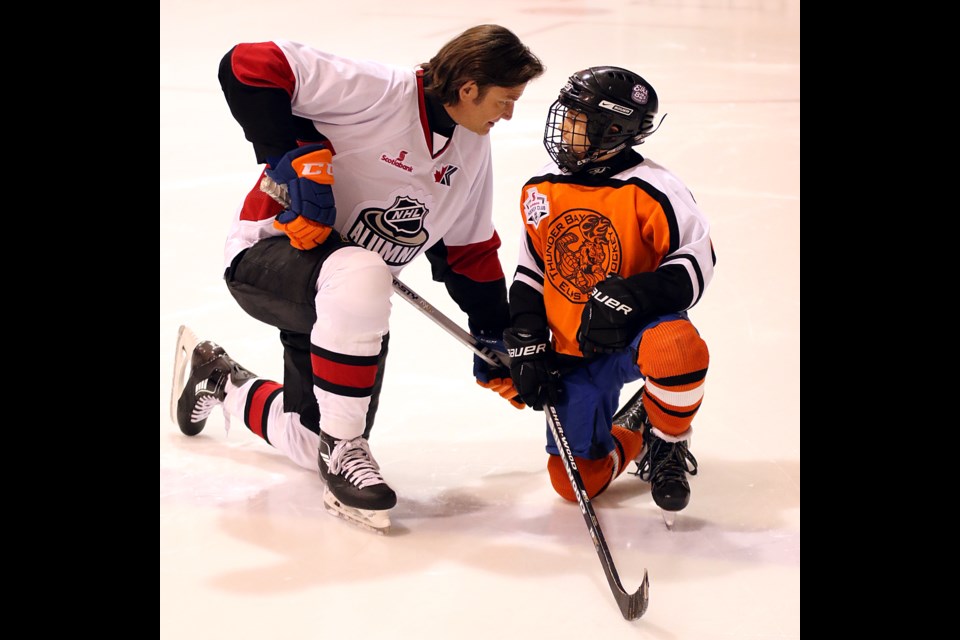 Ex-Edmonton Oilers forward Mike Krushelnyski discusses strategy with a member of the Elks Flyers prior to the NHL Alumni Tour game at Fort William Gardens on Tuesday, Jan. 31, 2017 (Leith Dunick, tbnewswatch.com).
