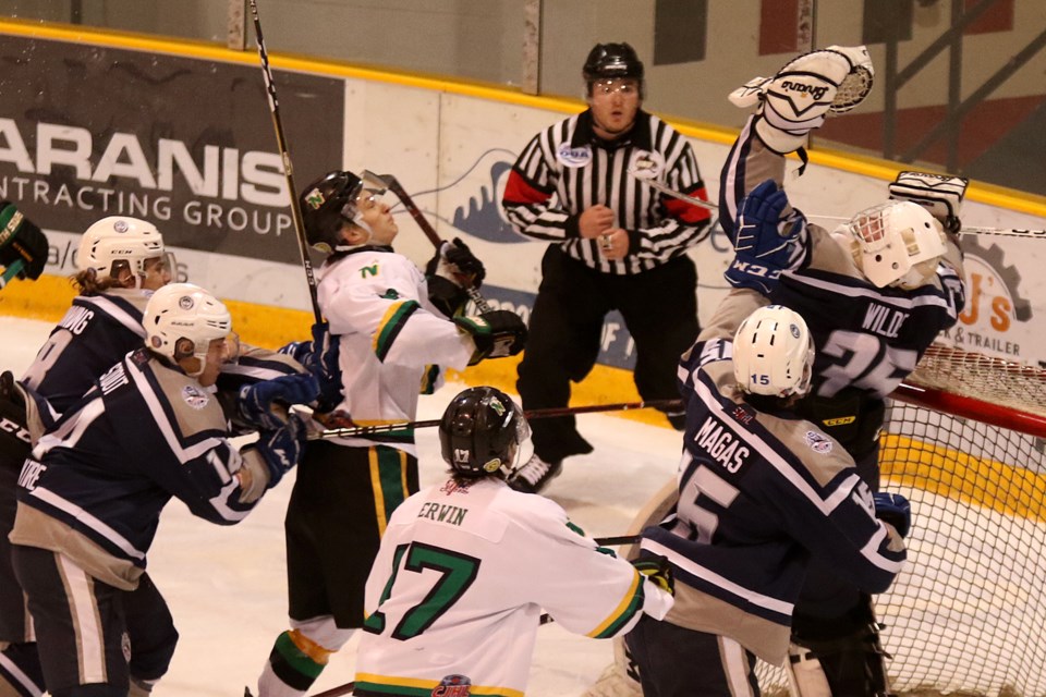 Dryden goalie Jordan Wilde looks up for the puck against the Thunder Bay North Stars on Saturday, Nov. 17, 2018 at Fort William Gardens. (Leith Dunick, tbnewswatch.com)