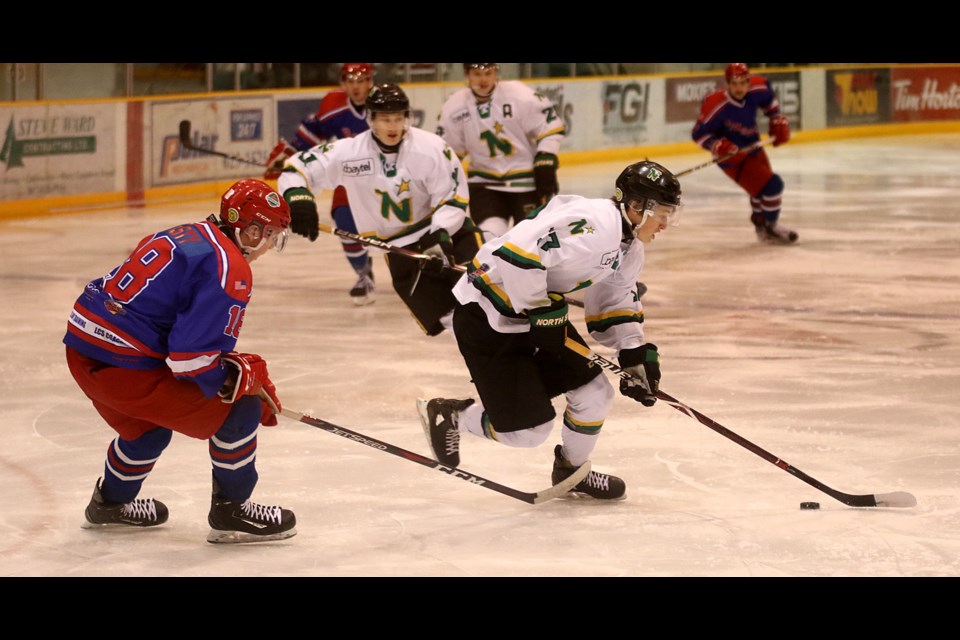 Thunder Bay's Alex Erwin circles the puck with Minnesota's Alex Easty giving chase on Wednesday, Nov. 7, 2018. (Leith Dunick, tbnewswatch.com)