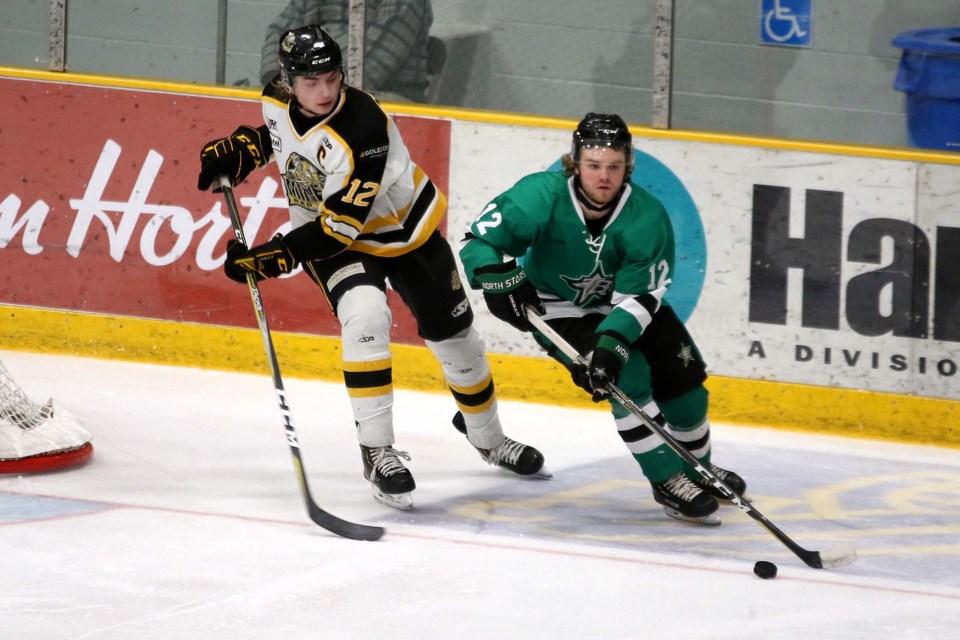 Thunder Bay's Logan Mihalcin (right) and Red Lake's Shaye Somerfield circle the net on Saturday, Jan. 11, 2020. (Leith Dunick, tbnewswatch.com)